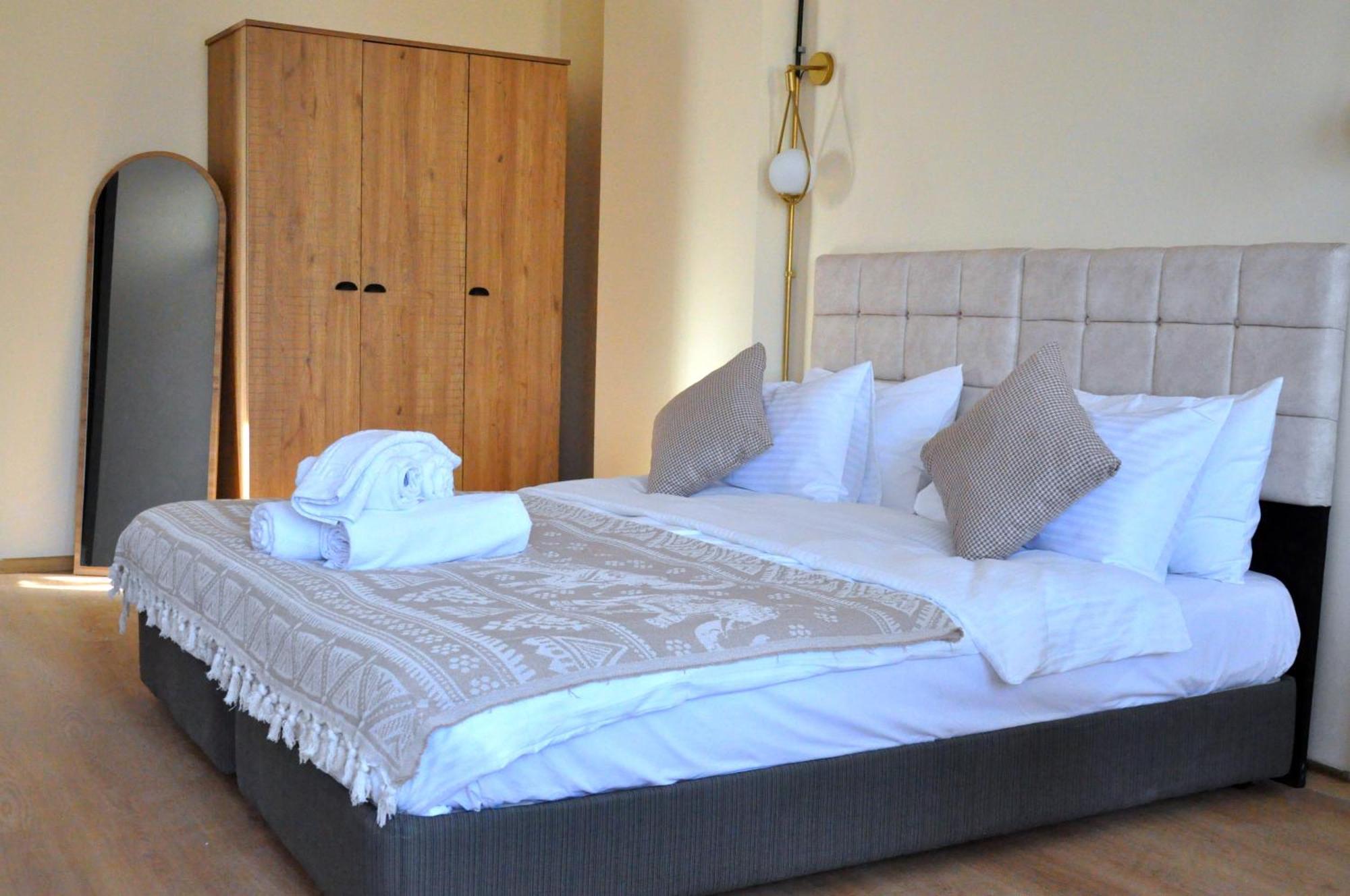 Golden Door Hotel — Photos 2